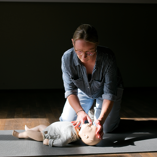 Juliane Kux im Präsenzkurs für Erste Hilfe bei Kindern