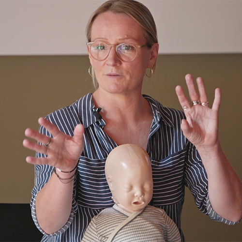 Juliane Kux im Präsenzkurs für Erste Hilfe bei Kindern